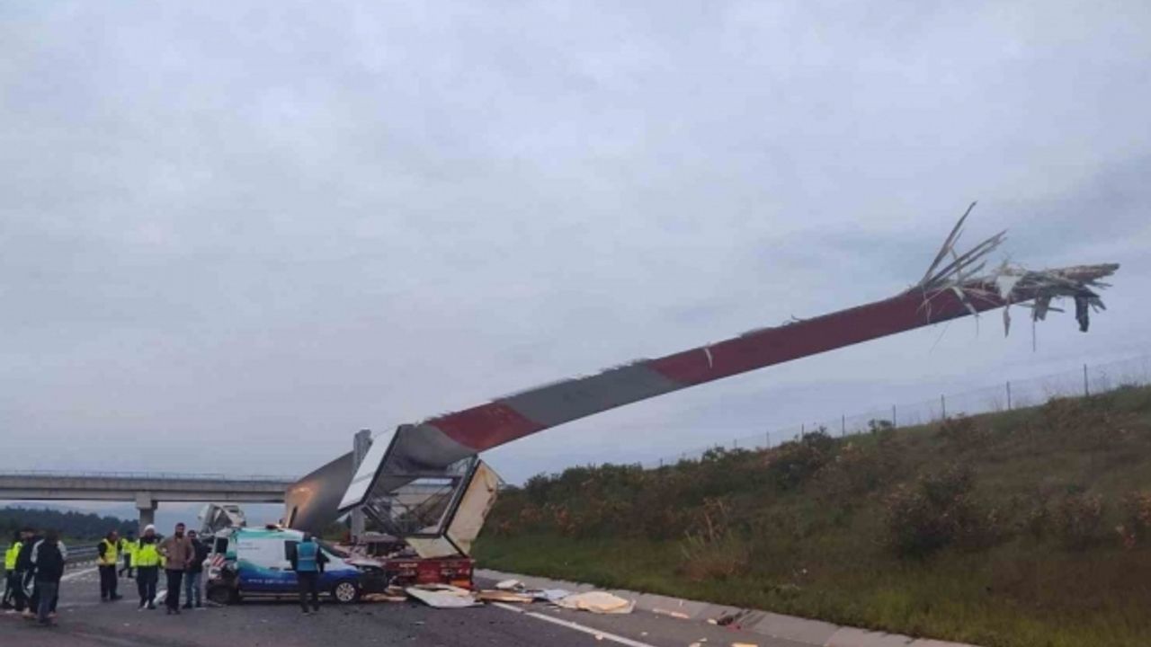 Manisa’da rüzgar türbini pervanesi taşıyan tır kazaya karıştı