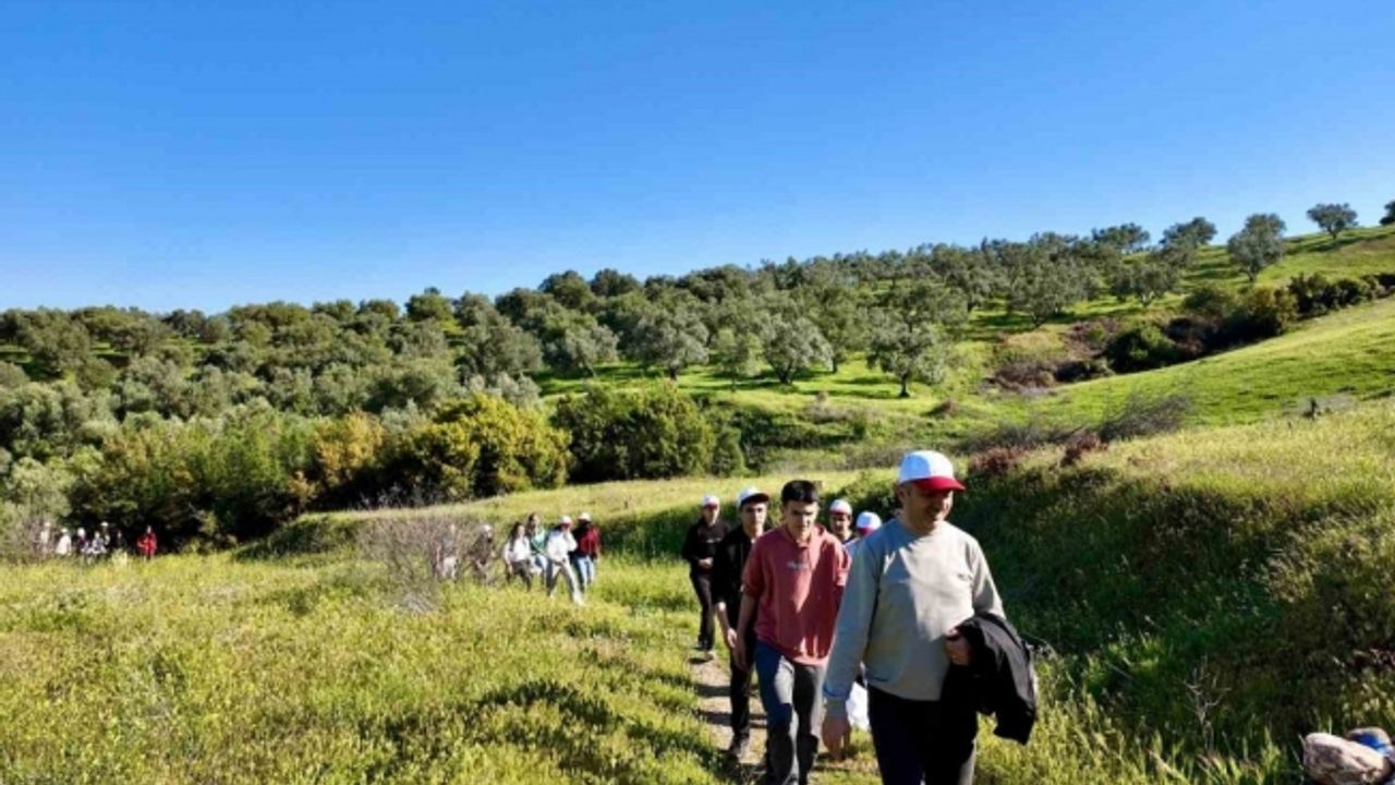 Öğrenciler Sardes Antik Kenti çevresinde doğa yürüyüşü yaptı