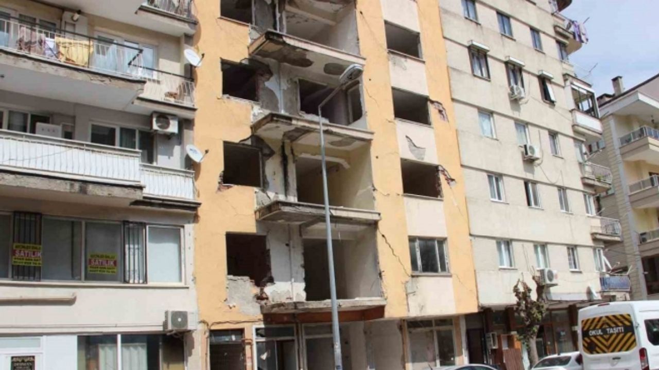 Yıkım için boşaltıldı 5 yıldır tehlike saçıyor