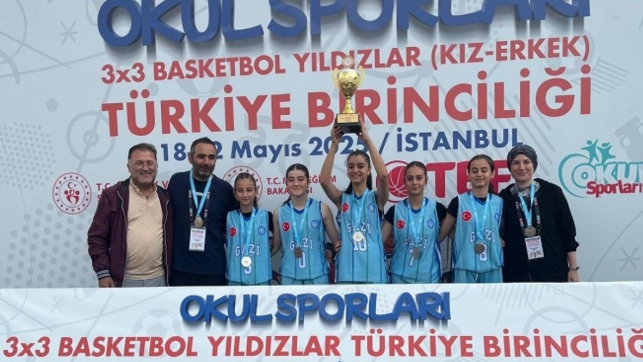 Ahmetli Gazi Ortaokulu’nun Yıldız Kızları Türkiye ikincisi oldu