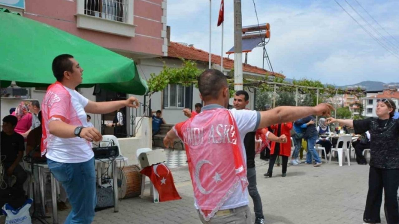 Demirci’de 5 genç için temsili askerlik eğlencesi düzenlendi