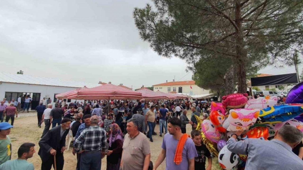 Demirci’de geleneksel yağmur duası ve hayır yemeğine yoğun katılım