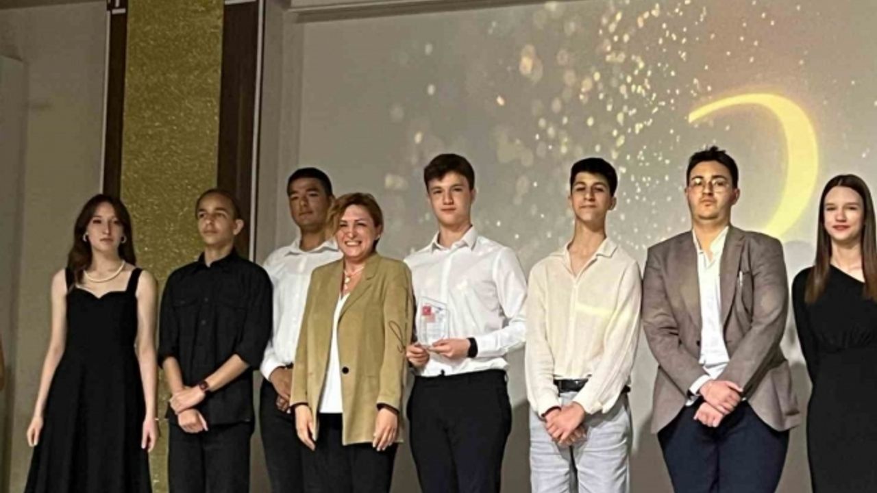 Lise öğrencileri ‘bağımlılığa’ kısa film yarışması ile dikkat çekti