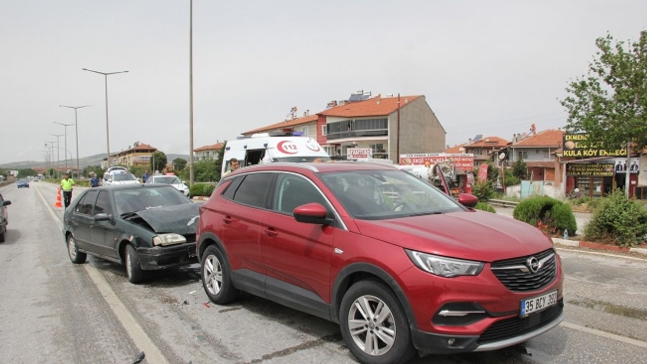 Seyir halindeyken kırmızı ışıkta bekleyen otomobile çarptı: 1 yaralı