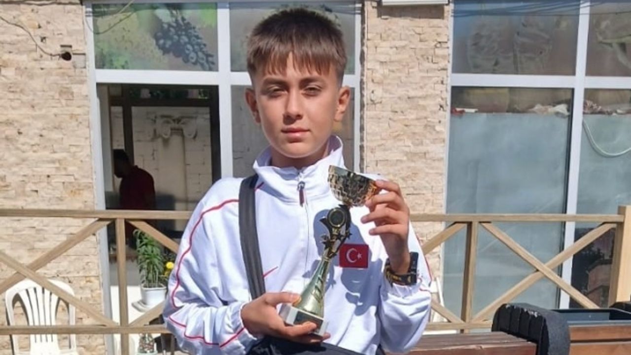 İlk kez giydiği milli formayla 5. oldu okulu tarafından ödüllendirildi