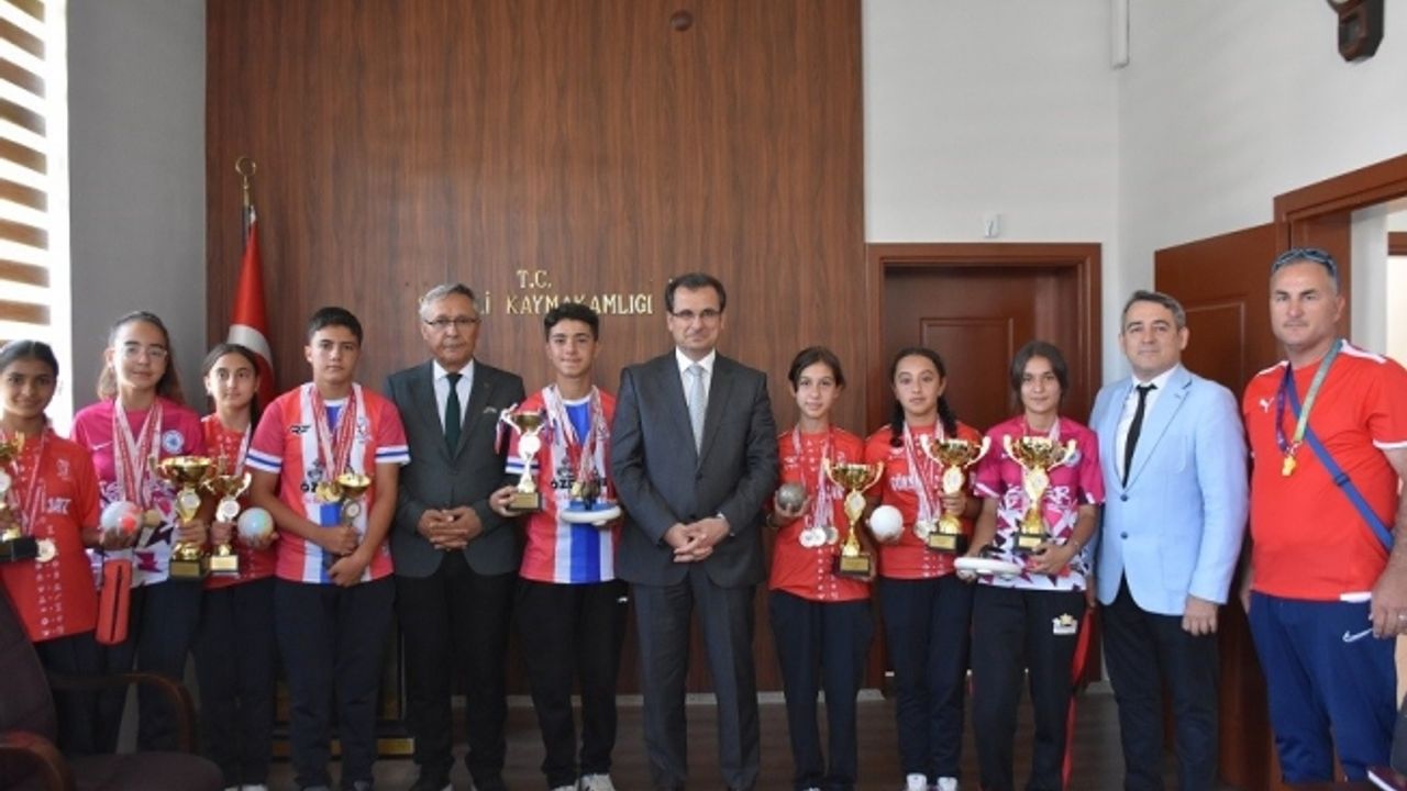 Kazandıkları kupa ve madalyaları, Salihli Kaymakamı Güldoğan’a götürdüler