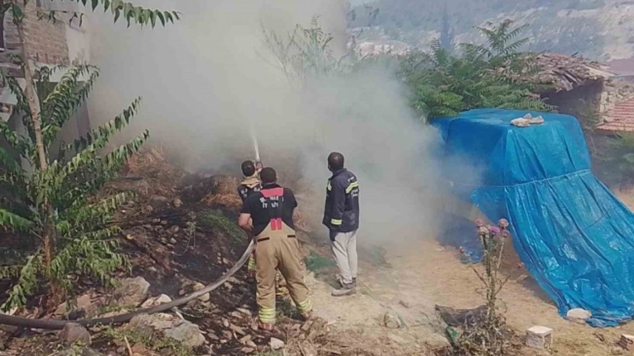 Kırkağaç’taki orman yangınına müdahale sürüyor: Bir mahalle tedbir amaçlı tahliye edildi