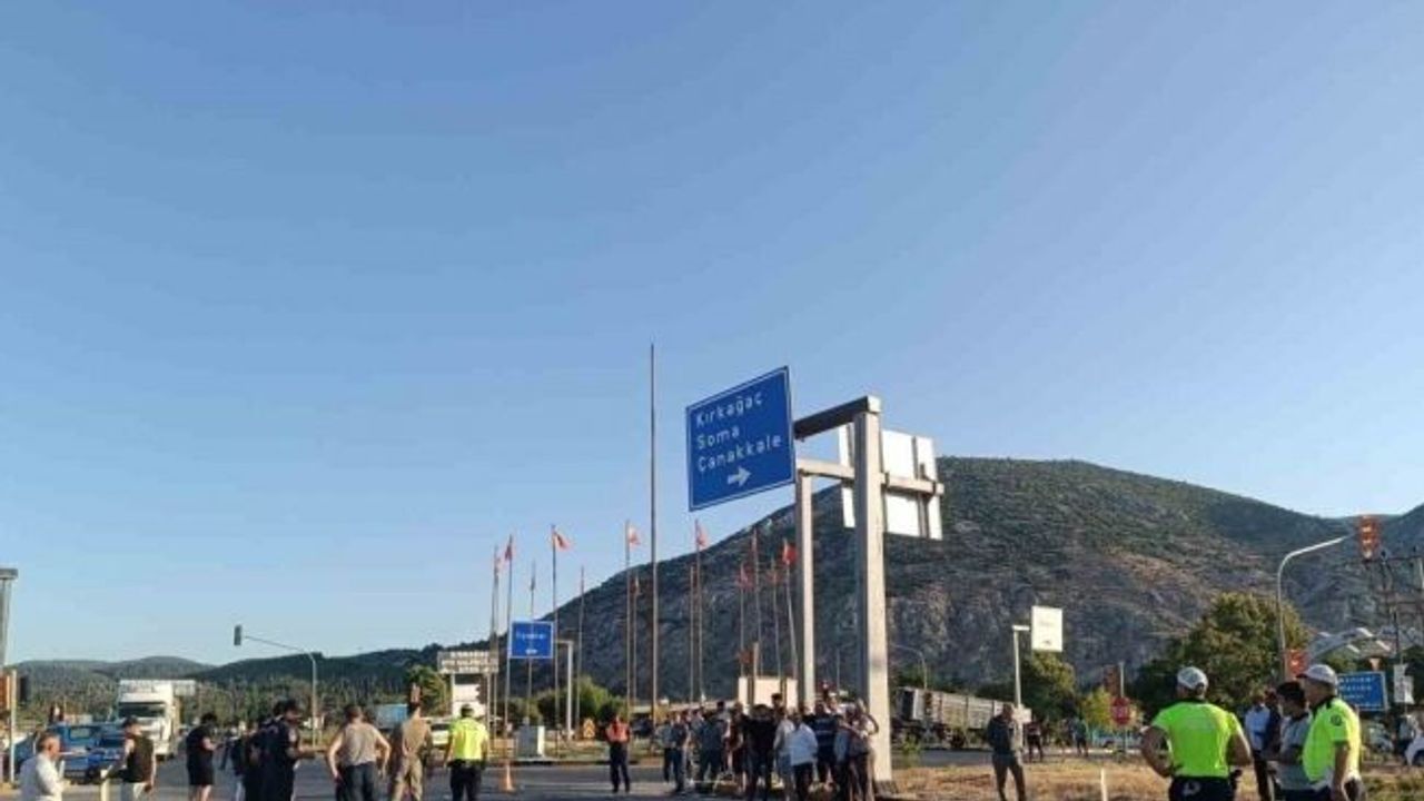 Kırkağaç’ta hafif ticari araç ile motosikletin çarpıştığı feci kaza kamerada: 1 ölü, 1 yaralı