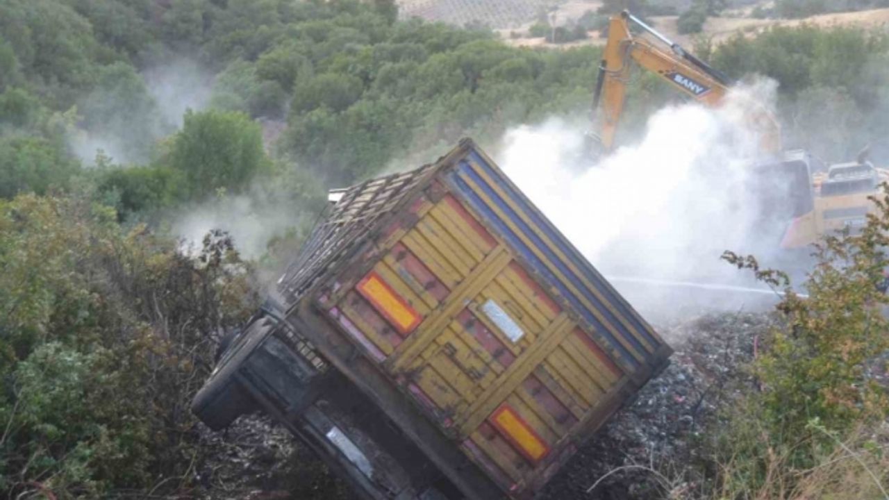 Manisa’da alev alan kamyon şarampole uçtu, yangın ormana sıçramadan söndürüldü