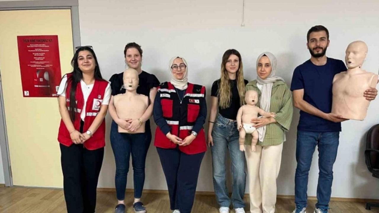 Türk Kızılay’dan ilk yardım eğitimleriyle hem bilinçlendirme hem destek