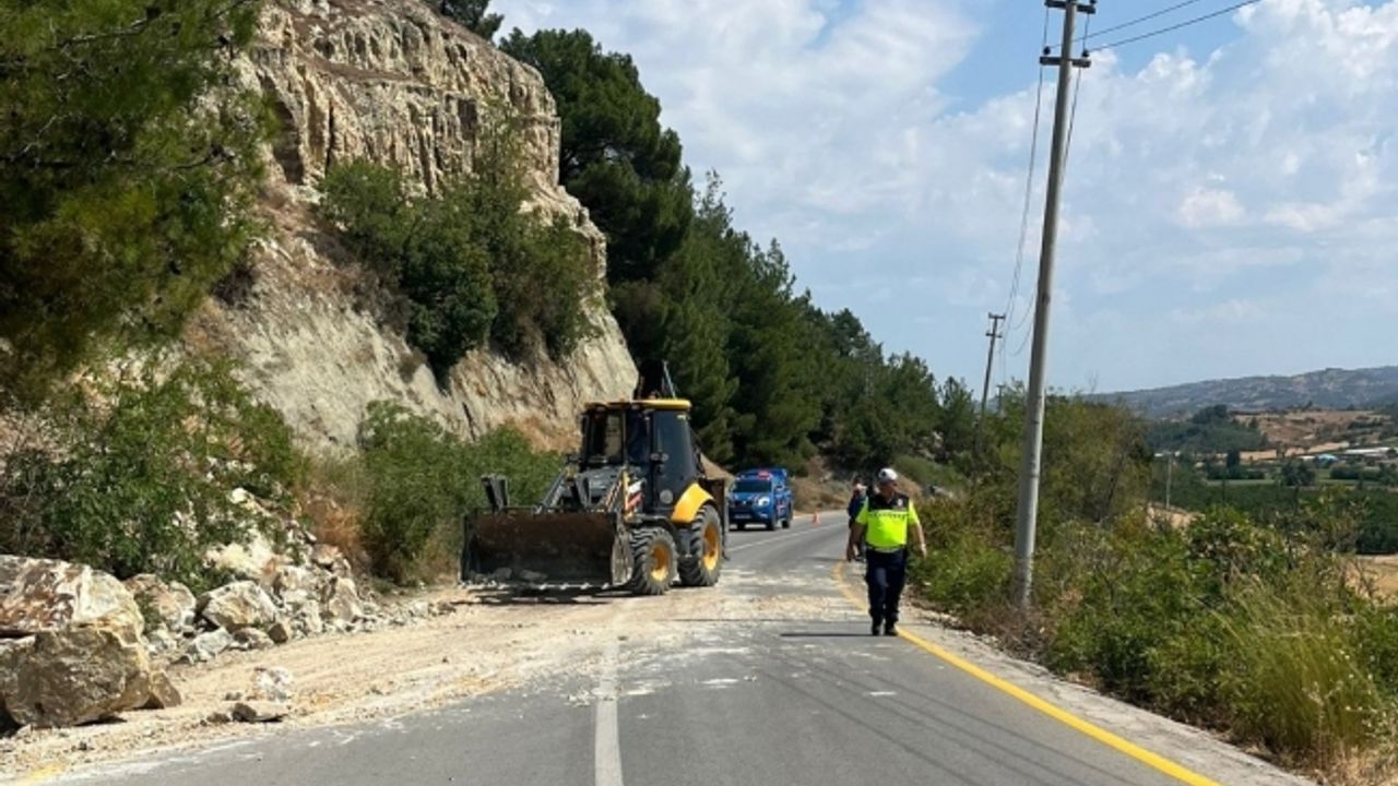 Gördes’te toprak kayması sonucu trafiğe kapatılan yol ulaşıma açıldı