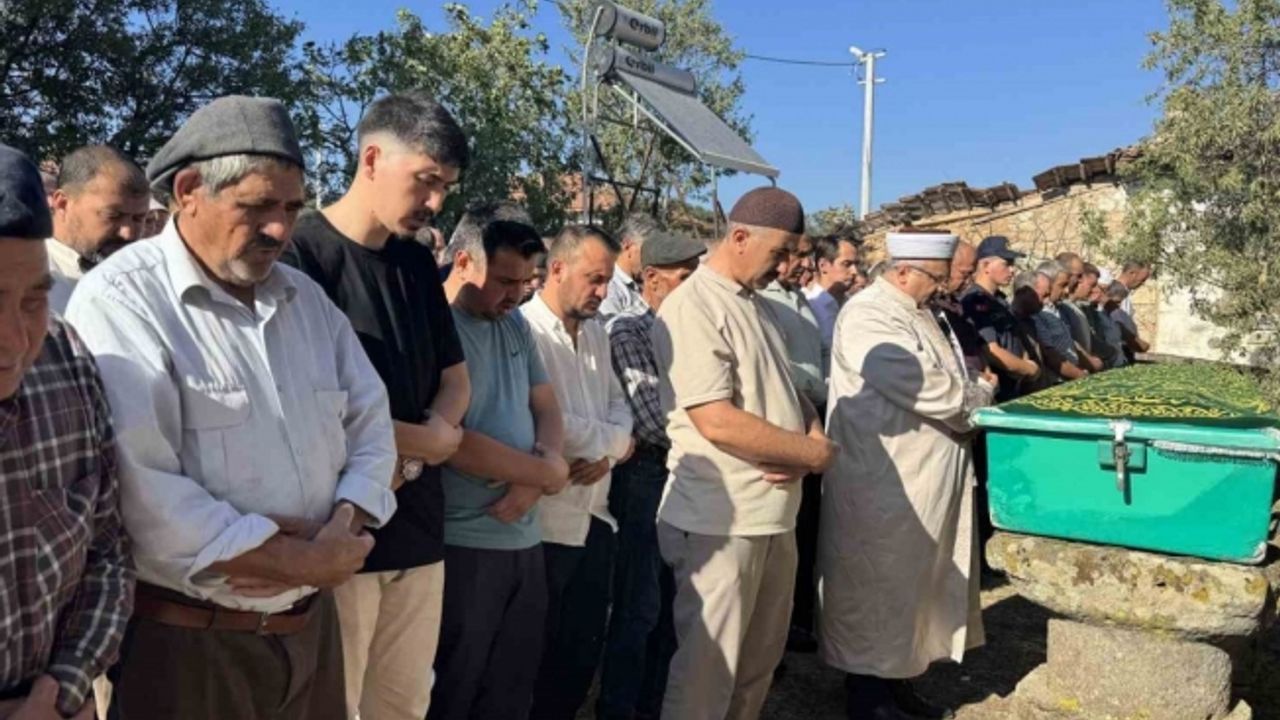 Hasar gören camiden malzemelerin üzerine düşmesi sonucu ölen adam toprağa verildi