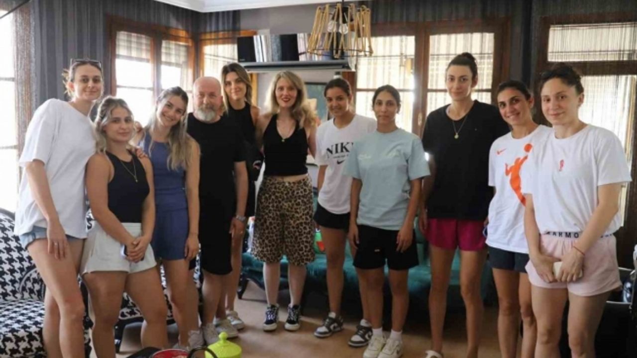 Manisa’nın tek kadın basketbol takımı diyetisyen kontrolünden geçti