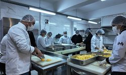 Öğrencileri, öğrenciler besliyor