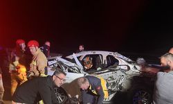 Kamyonete arkadan çarpan otomobil hurda yığınına döndü: 1 ölü, 2 yaralı