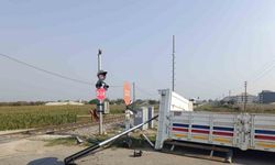 Turgutlu’da hemzemin geçitte kaza: Kamyonetin kasası koptu