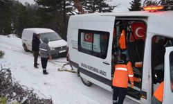 Demirci'de kar nedeniyle yolda mahsur kalan 3 avcı kurtarıldı