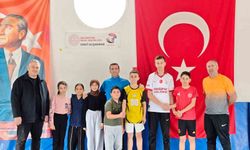 Sarıgöl'de minik güreşçiler tatilde de minderde