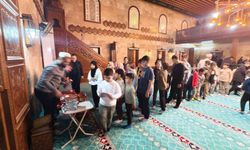 Manisa'da teravih sonrası çocuklara sürpriz