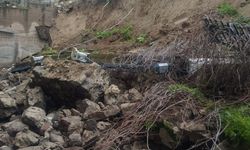 Sağanak yağmur okulun istinat duvarını yıktı