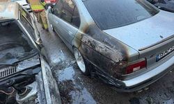 Salihli'de yangın paniği: Park halindeki 2 otomobil yandı