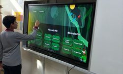 Sarıgöl Kızılçukur Ahmet Şılak Ortaokulu'na yeni akıllı tahtalar kuruldu