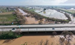 Eylülde adımla geçilen Gediz Nehri taştı