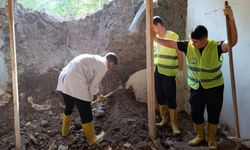 Öğrenciler, hasar gören evin onarımını yaptı.