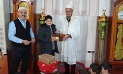 5 vakit namaza gelen çocuklar ödüllendirildi