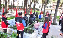 Devlet korumasındaki çocuklar şehitliği ziyaret etti