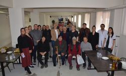 Doktorlardan yaşlıları ısıtacak el örgüsü hediyeler