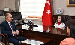 Manisa'da Valilik makamı minik Mehlika'ya emanet