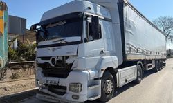 Tırın çarptığı hafif ticari araçta 3 kişi yaralandı