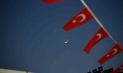 Demirci semalarında mest eden görüntü: Hilal ve yıldız yan yana