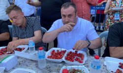 Manisa'da düzenlenen Kiraz Festivali'nde Kiraz Yeme Yarışması renkli görüntülere sahne oldu