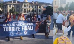 Federasyon Başkanı davul çalarak bahşiş topladı
