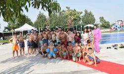 Yaz sıcağında çocuklara havuz sürprizi