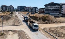 Turgutlu'da 2 kilometrelik yol sıcak asfaltla yenileniyor