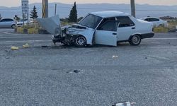 Alaşehir'de otomobil ile tır çarpıştı: 1 yaralı