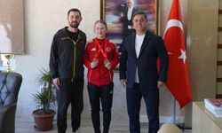 İl Müdürü Öztürk'ten Avrupa Şampiyonu Nurbade Büber'e ödül