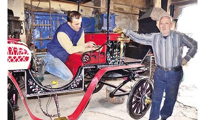 At arabaları tükenince  faytonla nostaljiyi yaşatıyor