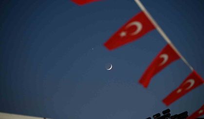 Demirci semalarında mest eden görüntü: Hilal ve yıldız yan yana
