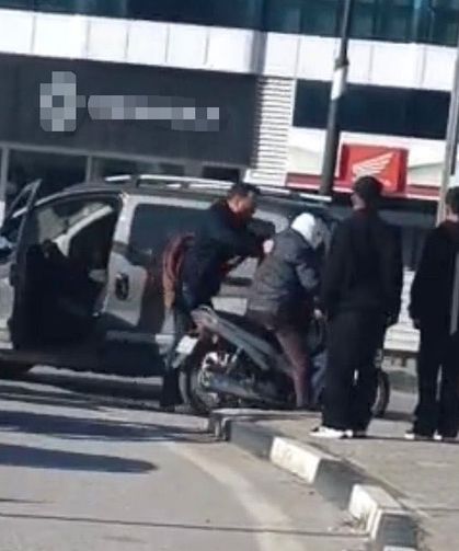 Kavşakta geçiş önceliği tartışması kavgaya dönüştü: Taraflar birbirlerine girdi