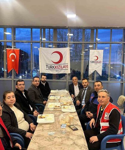 Kaymakam Dalak kurum amirleriyle Kızılay'ın iftarında vatandaşlarla buluştu
