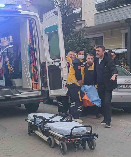Kocasını evde ölü bulunca baygınlık geçirdi: Yakınları ulaşamayınca itfaiyeyi aradı