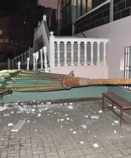 Salihli ilçesini fırtına vurdu, minarenin külahı koptu, çok sayıda ağaç devrildi