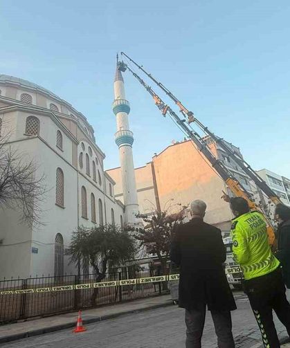 Turgutlu'da hasar gören cami minaresi vinçle düzeltildi