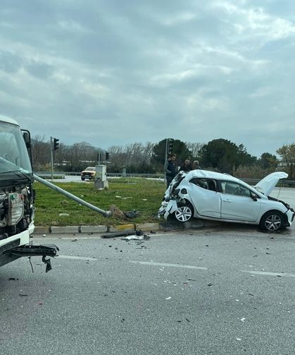 Akhisar'da OSB kavşağında trafik kazası: 1 yaralı