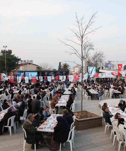 Alaşehir'de yüzlerce kişi iftarda buluştu