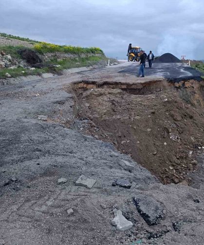 Manisa'da çöken Kula-Selendi karayolu ulaşıma kapatıldı